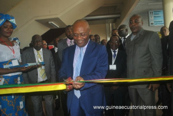 Tomás Mecheba Fernández cutting the ceremonial ribbon.